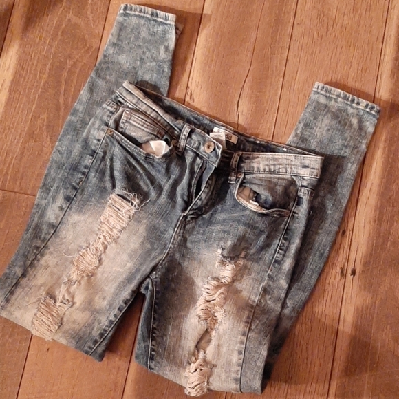 Muddy destroyed Jean's 9 - Picture 1 of 6